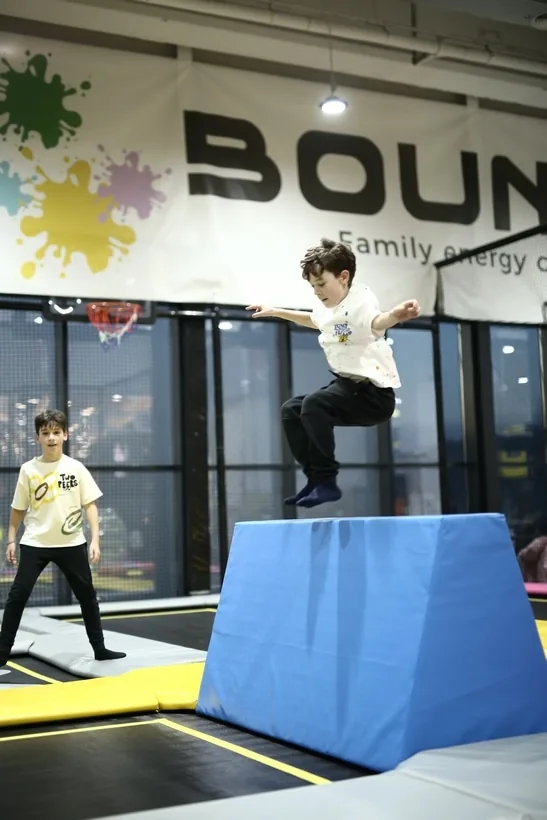 Fotografie din sala de joacă Bounce.